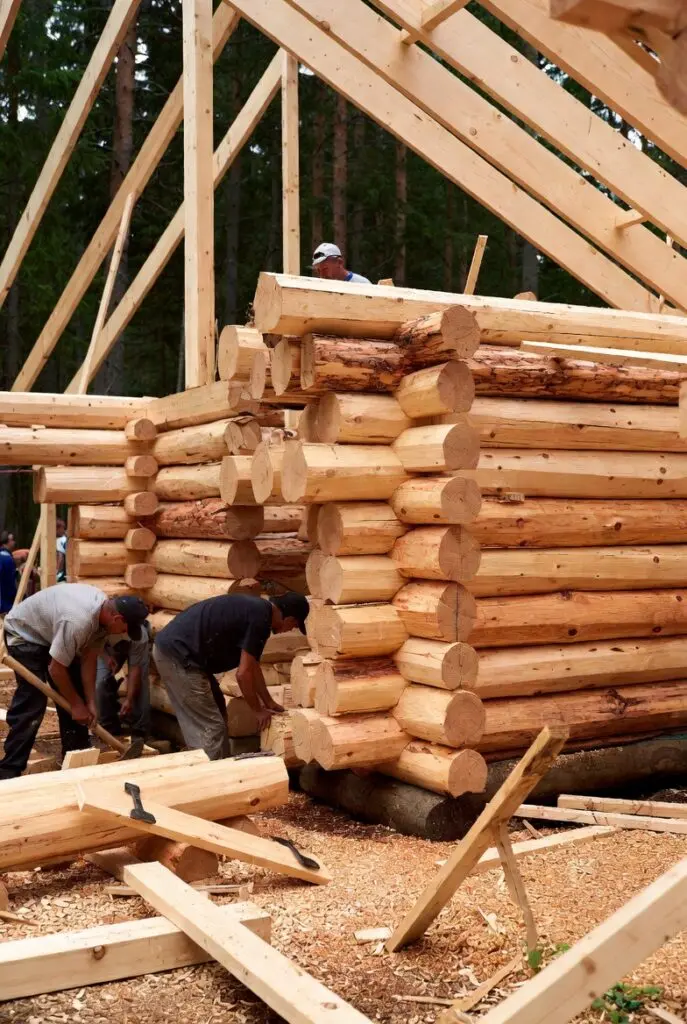 Casă din bușteni în proces de construcție