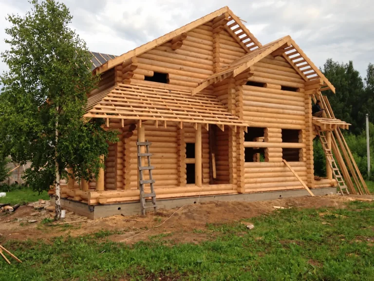 Casă din bușteni rotunzi 198 m² — proiect 1054